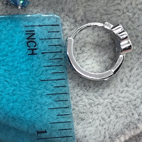 🌟 Sterling Silver Paw 🐾 Huggie Hoop Earrings - Picture 4 of 4